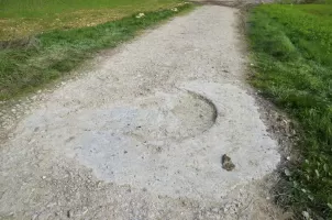 Ligne Maginot - LINSDORF Nord - (Cuve pour arme d'infanterie) - Les restes de l'encuvement se trouvent au milieu du chemin donnant accès à un élevage.
Il a été comblé seul demeure visible le dessus.