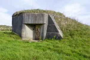 Ligne Maginot - LINSDORF SUD - (Blockhaus pour canon) - L'entrée est orienté Nord-Ouest, en retrait du mur de la façade.