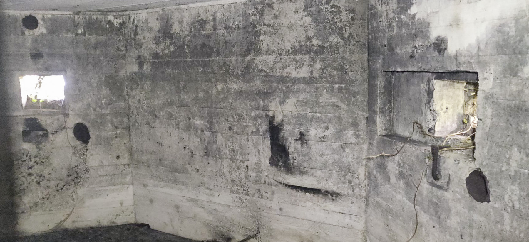 Ligne Maginot - BREITSAND 6 - (Blockhaus pour arme infanterie) - Les deux embrasures vue de l'intérieur à l'étage