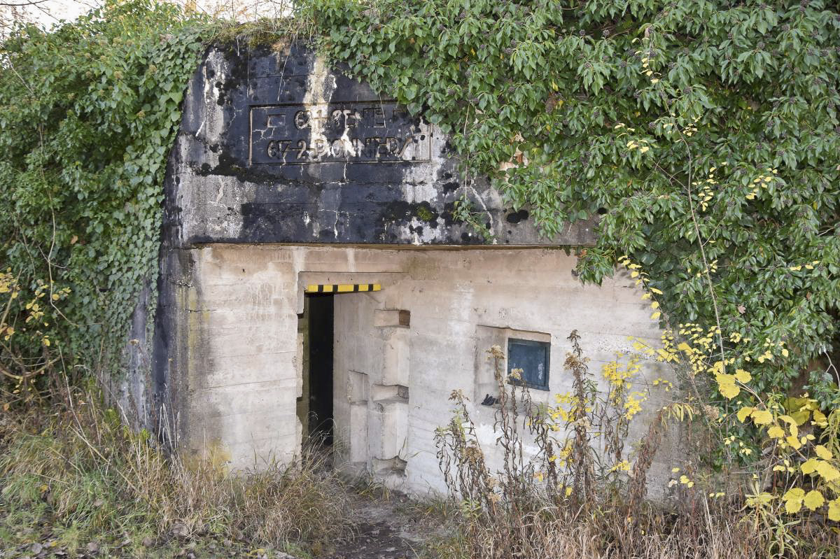Ligne Maginot - BRUNNWASSER OUEST - (Casemate d'infanterie - Simple) - Entrée des hommes, le créneau FM et le cartouche du Génie