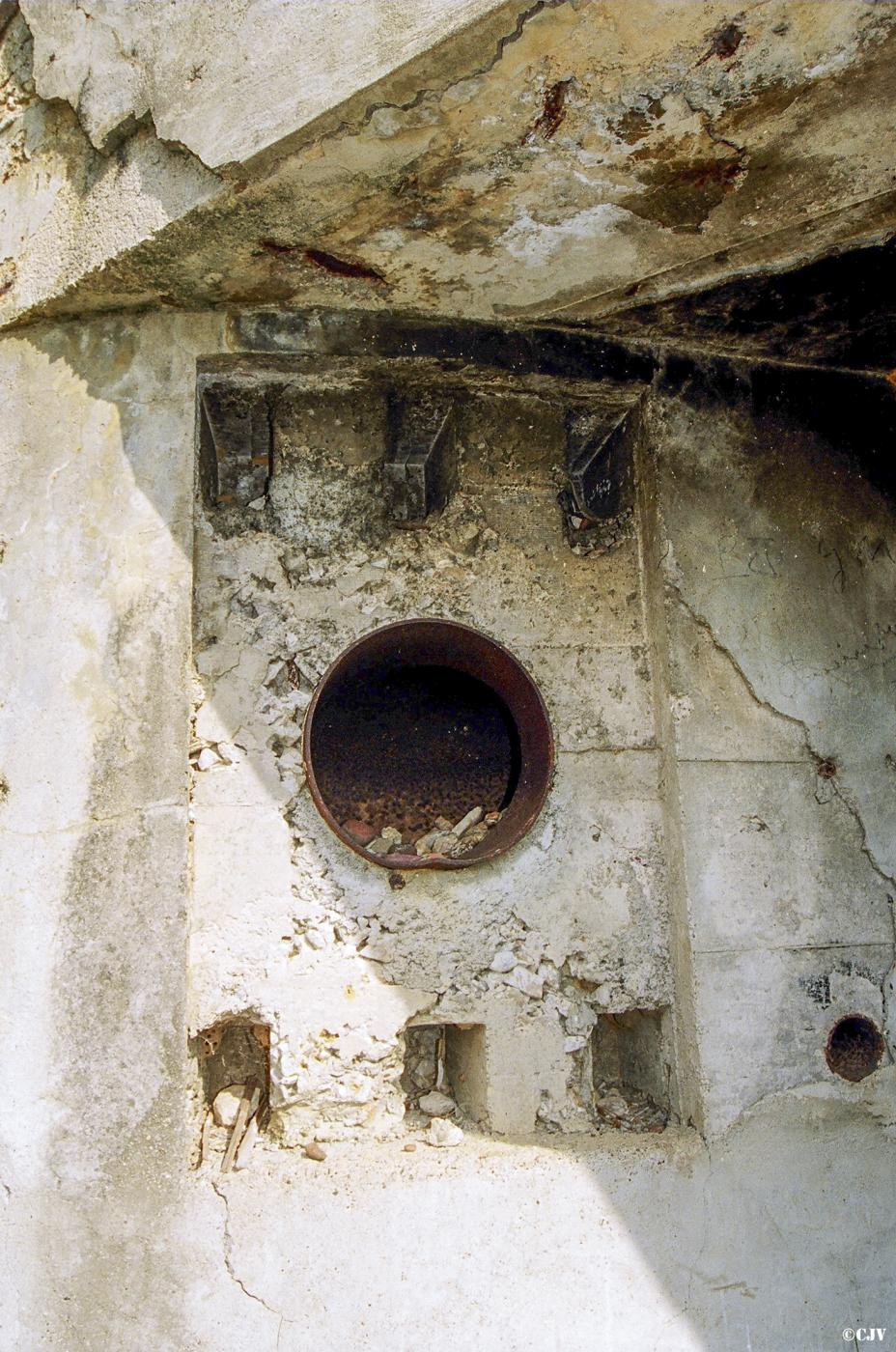 Ligne Maginot - SAINT FLORENT Nord (Blockhaus pour arme infanterie) - Orifice prévu pour la ventilation