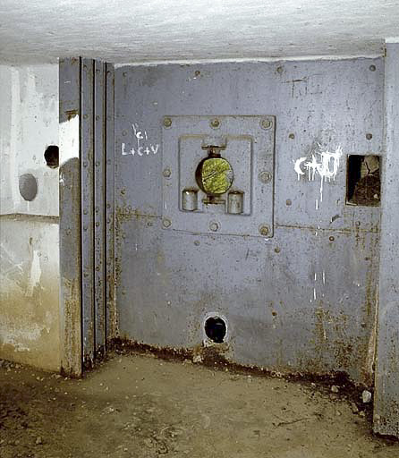 Ligne Maginot - O21 - CAMPAOST - (Casemate d'infanterie - Simple) - Niche blindée et embrasure de la mitrailleuse vues de l'intérieur.