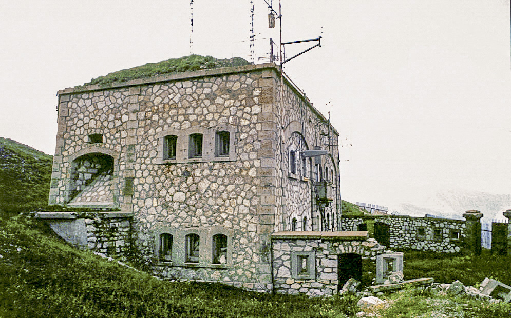 Ligne Maginot - GONDRAN D - (Ouvrage d'infanterie) - Une coté de la redoute D
Les restes du mur de protection de l'entrée sont encore visibles