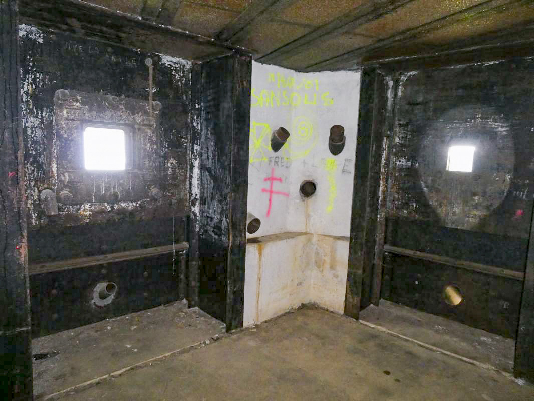 Ligne Maginot - PLAN CAVAL (PCV) - (Ouvrage d'artillerie) - Bloc 4
Créneau JM à gauche et FM à droite