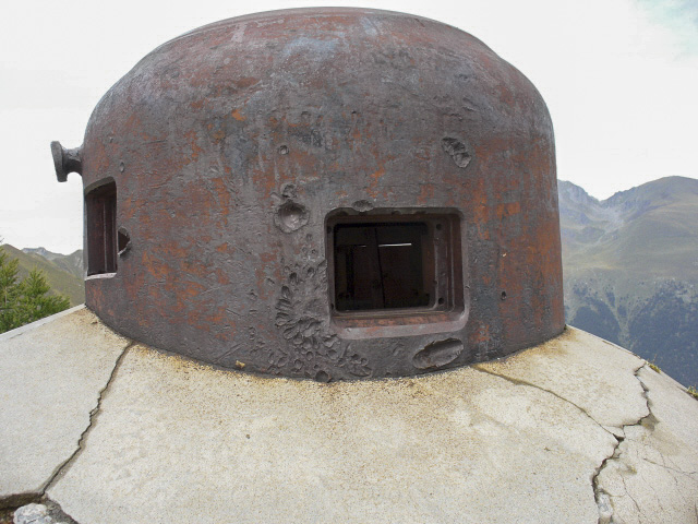 Ligne Maginot - PLAN CAVAL (PCV) - (Ouvrage d'artillerie) - Bloc 5
La cloche GFM avec les impacts des combats de 1945
