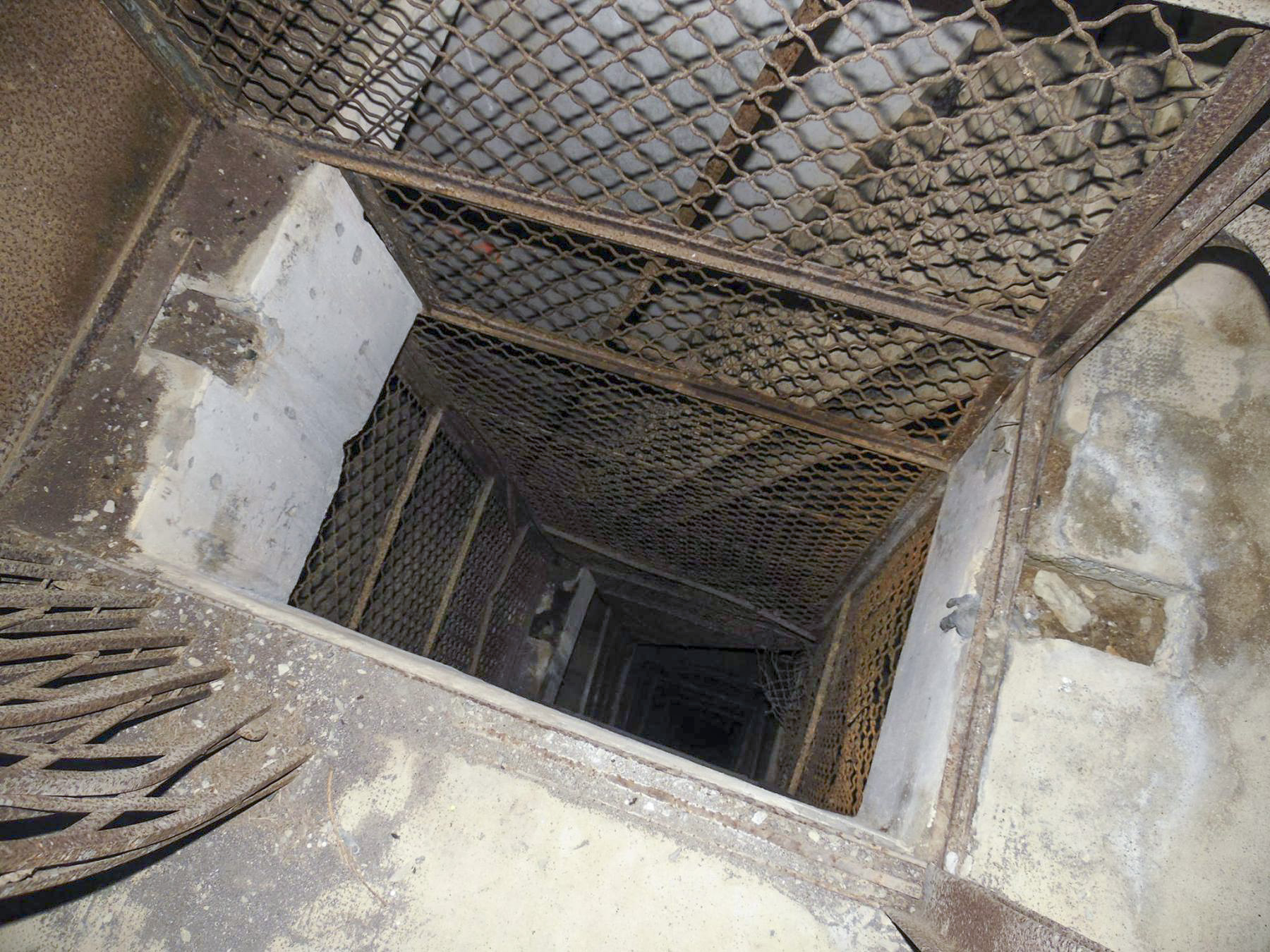 Ligne Maginot - PLAN CAVAL (PCV) - (Ouvrage d'artillerie) - Le Bloc 6
Le puits d'accès au bloc