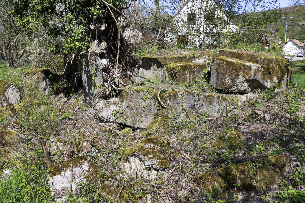 Ligne Maginot - PONT DE LIMBOURG 1 - (Blockhaus pour arme infanterie) - Les ruines de la coupole droite