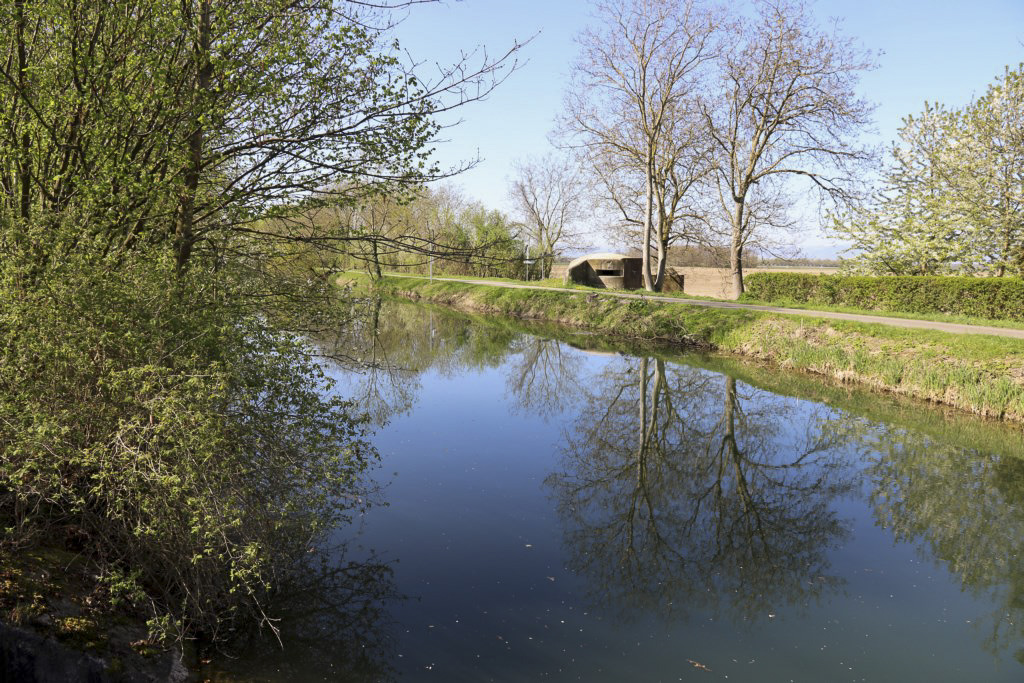 Ligne Maginot - ECLUSE 67 - 1 - (Blockhaus pour canon) - Vue depuis le pont sur le canal
