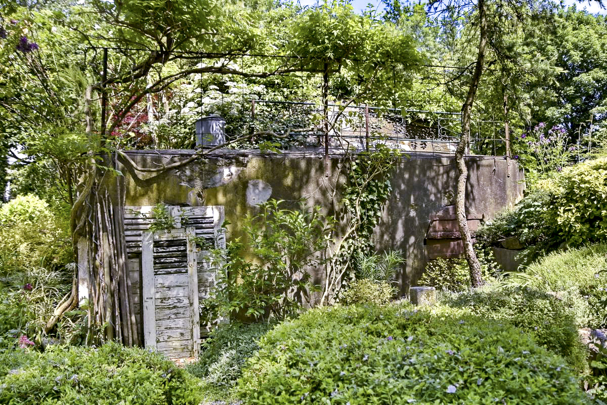 Ligne Maginot - B451 - ECLUSE 64 SUD - (Blockhaus pour arme infanterie) - Coté sud
L'entrée de droite à toujours sa porte, celle de gauche (masquée par des volets) ne l'a plus.