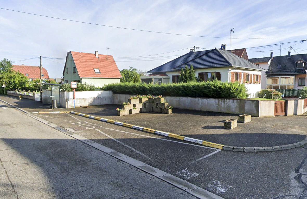Ligne Maginot - WITTISHEIM - (Poste de Secours) -  Localisation précise de l'ancien bâtiment du poste de secours. Il occupait exactement la surface de l'élargissement de trottoir.