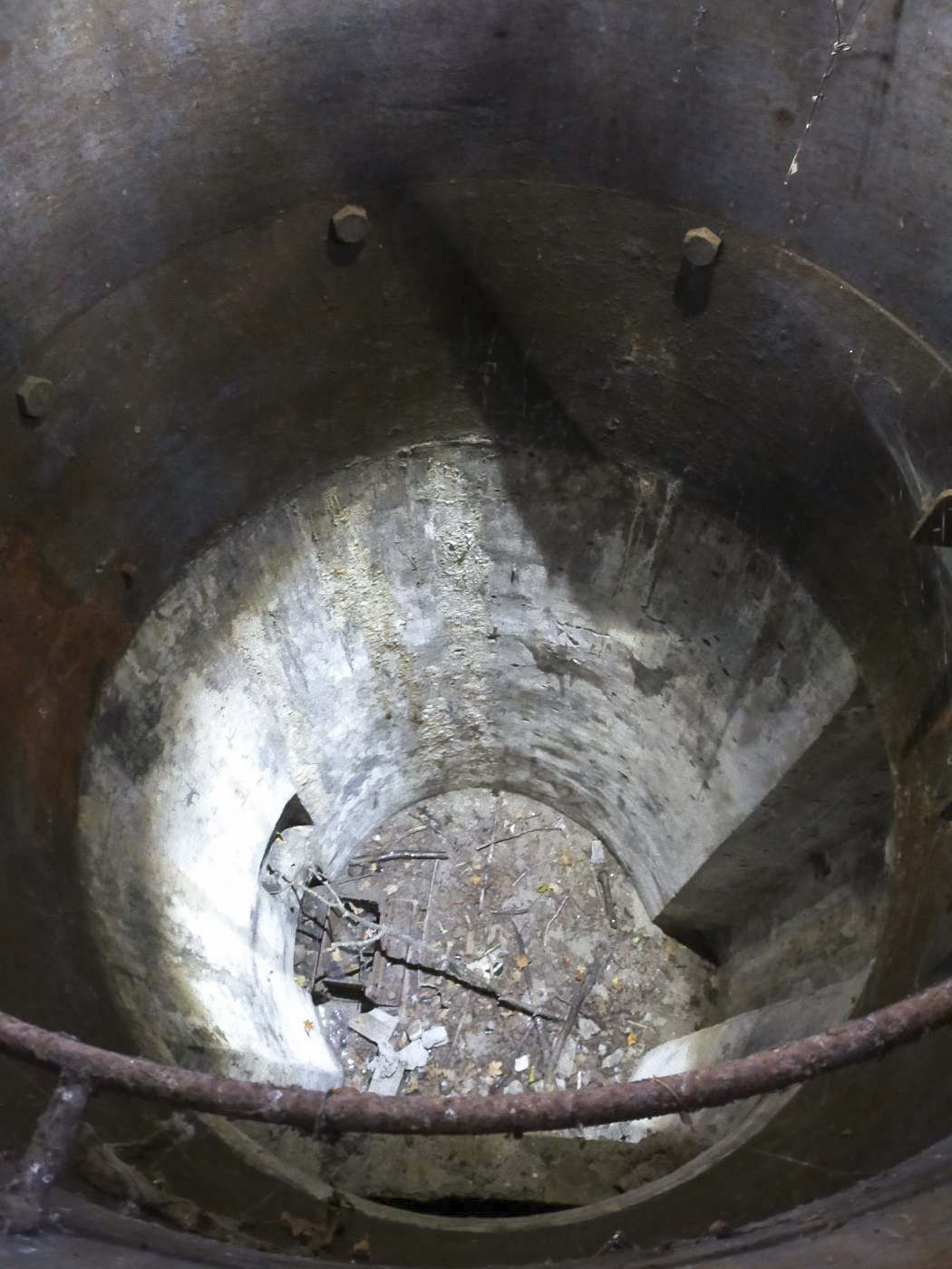 Ligne Maginot - 26/2 - NAMBSHEIM DIGUE - (Abri) - Le puits de la cloche GFM depuis l'un des créneaux.