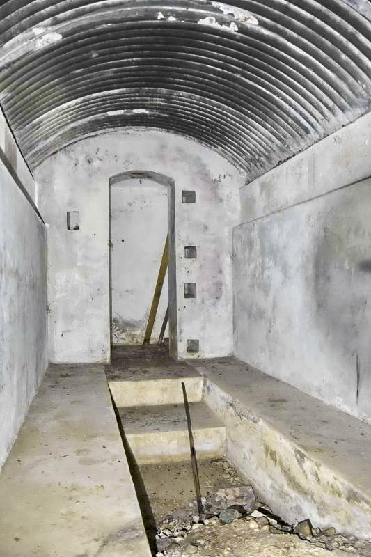 Ligne Maginot - BOIS DE DESSENHEIM SUD 3 - (Blockhaus pour arme infanterie) - Ancien abri allemand (WW1) réutilisé. Vue vers l'escalier de droite