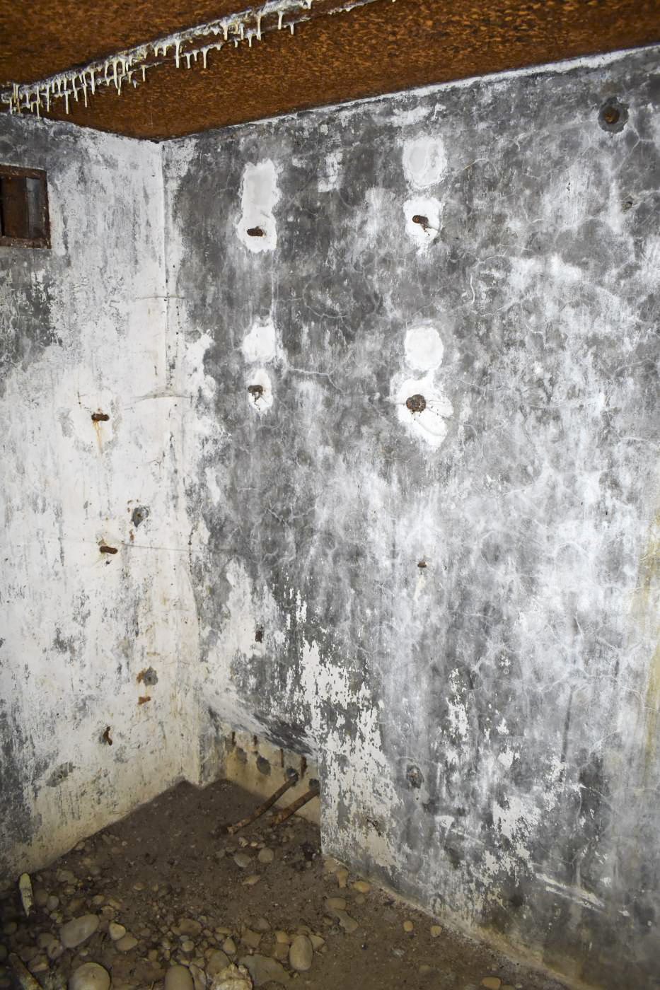Ligne Maginot - LANGER ZUG - (PC de Quartier) - PC
Pièce pour la téléphonie, avec l'arrivée des câbles