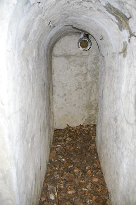 Ligne Maginot - GRUNHUTTE 4 - (Cuve pour arme d'infanterie) - Couloir reliant les deux entrées et la chambre de tir.
La cheminée d'extraction est bien visible.