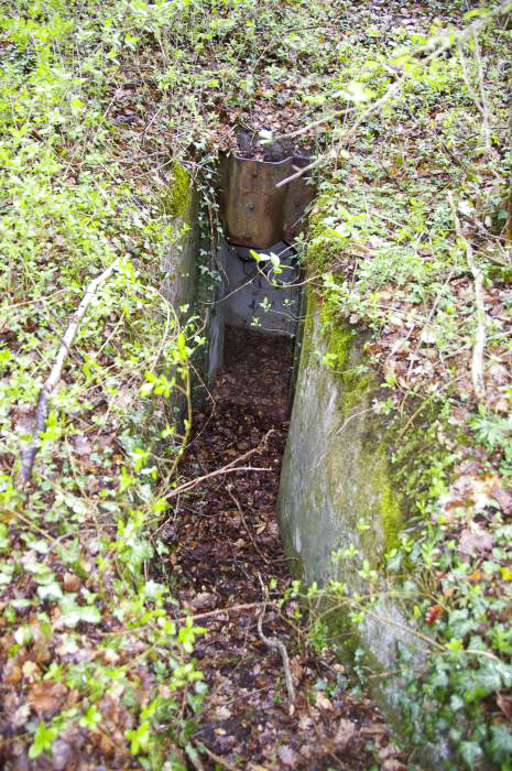 Ligne Maginot - GRUNHUTTE 4 - (Cuve pour arme d'infanterie) - Entrée ouest, avec la cheminée d'extraction