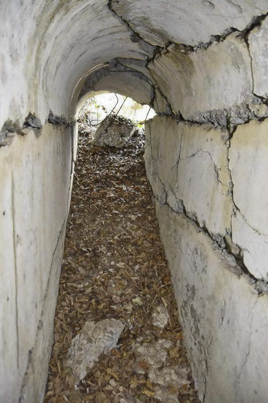 Ligne Maginot - ROUTE DE BANTZENHEIM SUD - (Blockhaus pour arme infanterie) - Couloir, avec vue sur la partie nord détruite