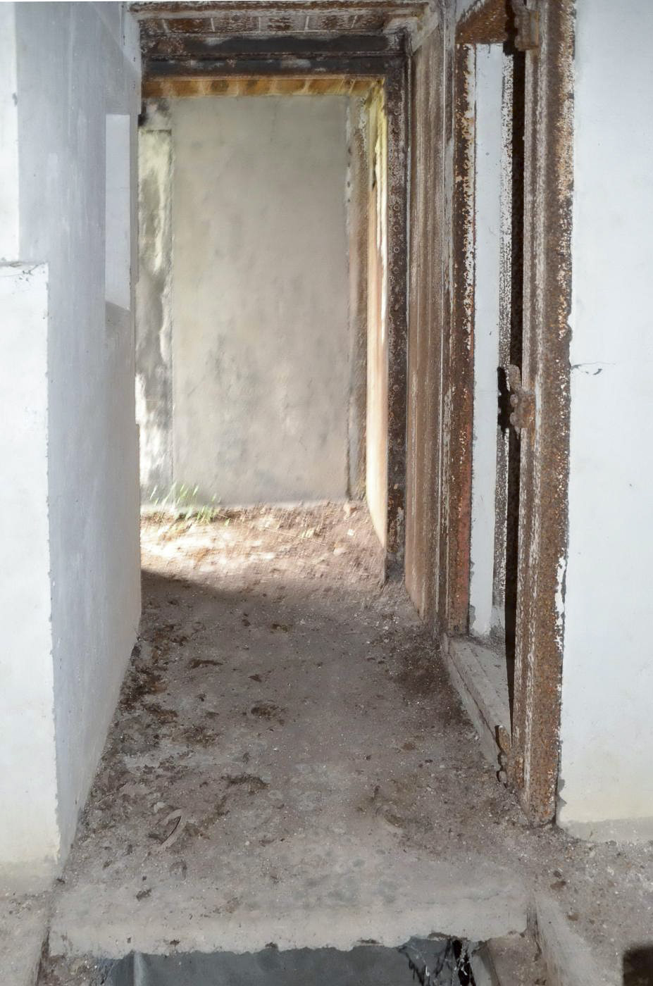 Ligne Maginot - 76 - HARDT SUD - (Casemate d'infanterie - Double) - Couloir d'entrée avec à droite les toilettes et à gauche le créneau FM