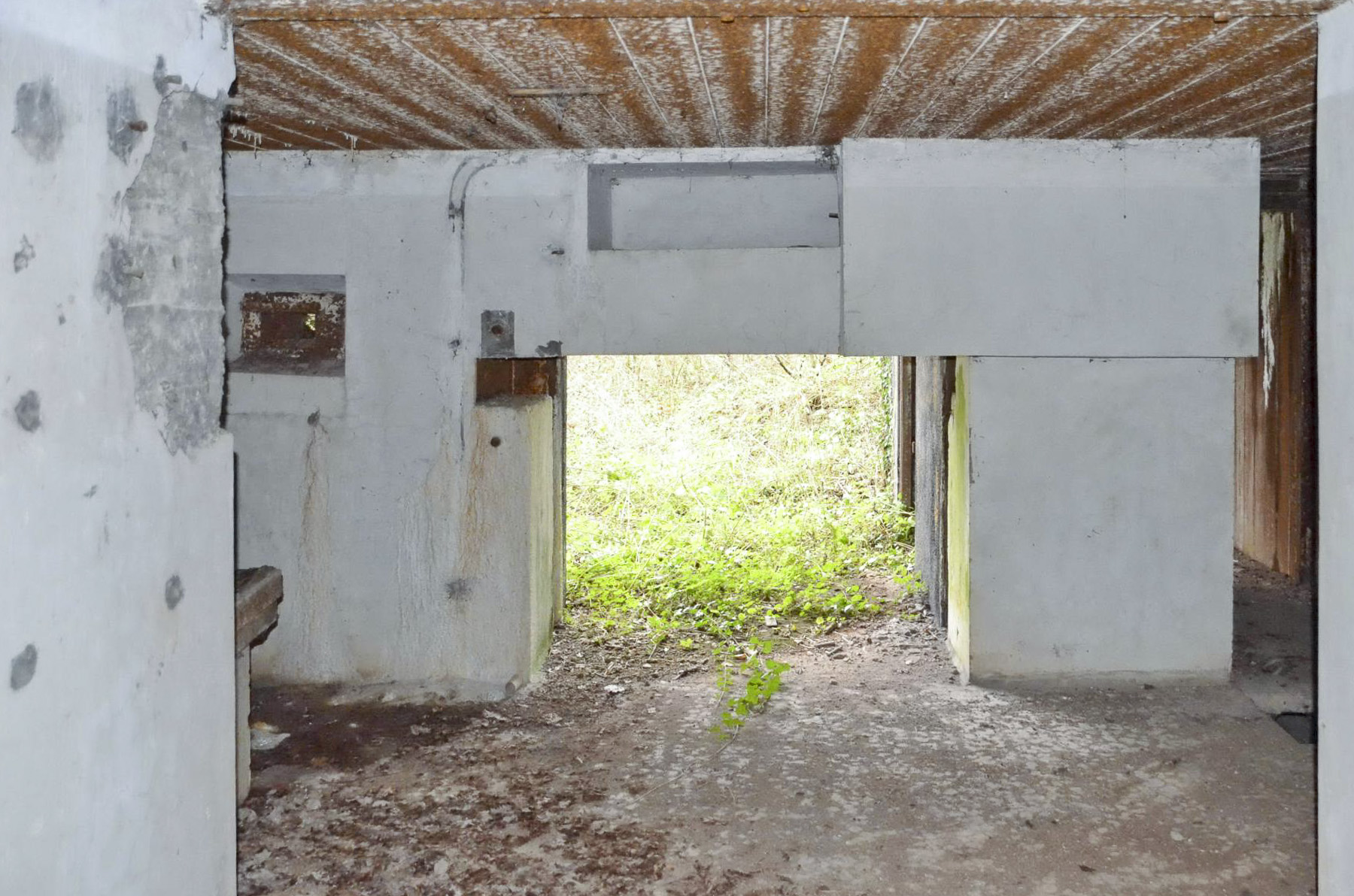 Ligne Maginot - 76 - HARDT SUD - (Casemate d'infanterie - Double) - Entrée des munitions.
À gauche le créneau FM et l'arrivée des câbles.