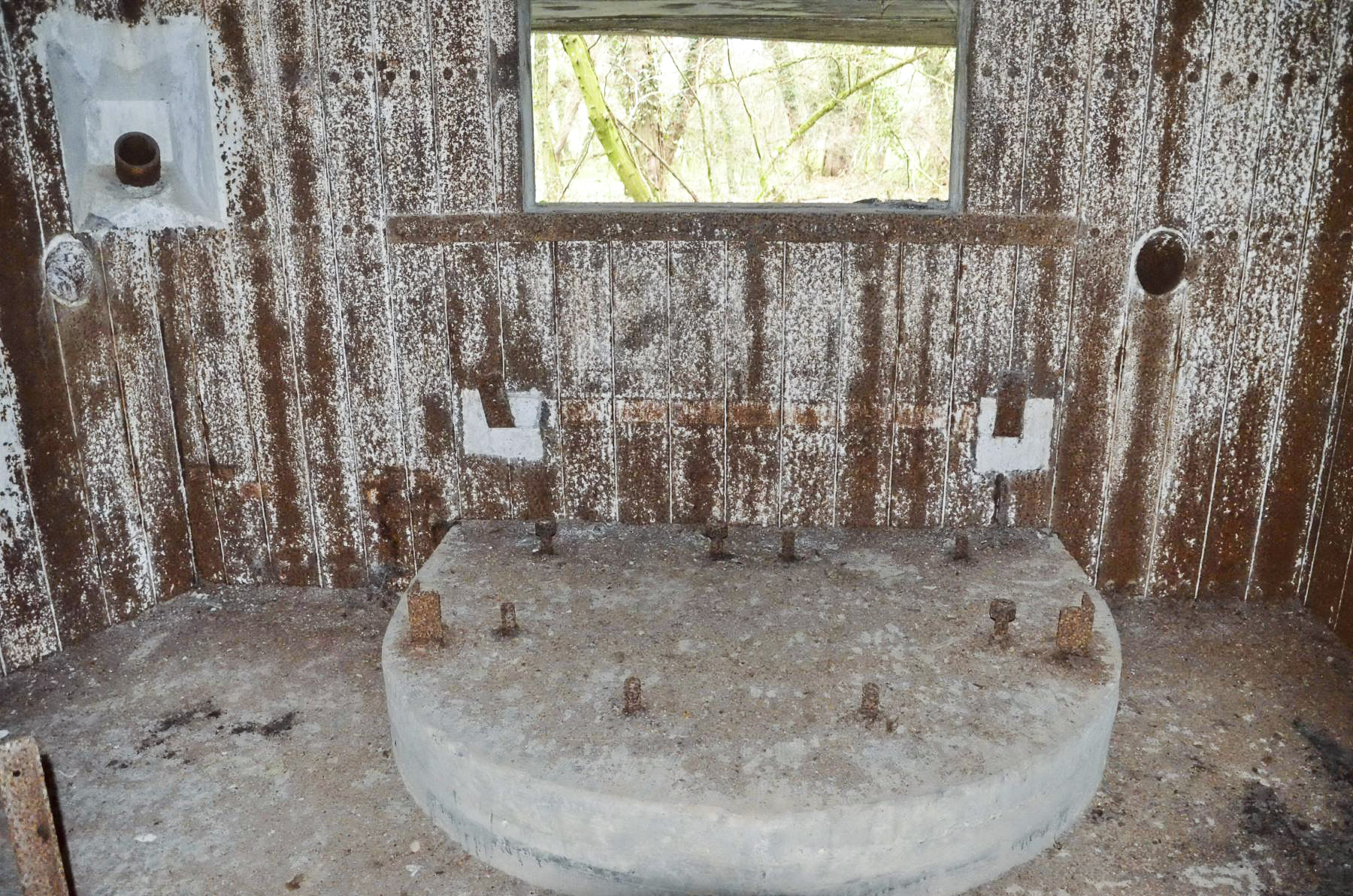 Ligne Maginot - 76 - HARDT SUD - (Casemate d'infanterie - Double) - Chambre de tir Nord-est pour canon de 47. Au mur et au sol on remarque les supports pour canon AC de 25. 