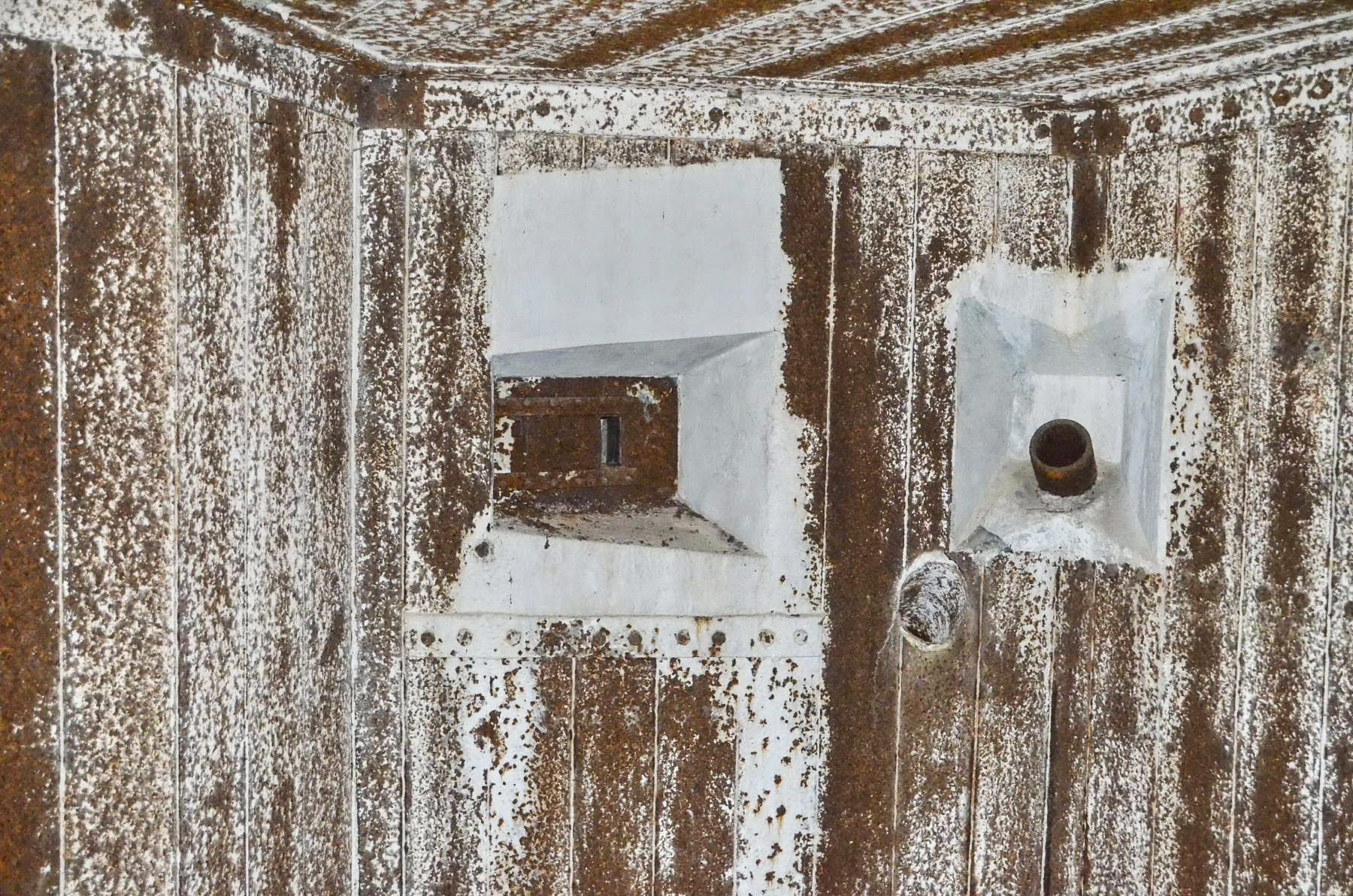 Ligne Maginot - 76 - HARDT SUD - (Casemate d'infanterie - Double) - Créneau de tir FM Nord-est et la goulotte lance grenades.
