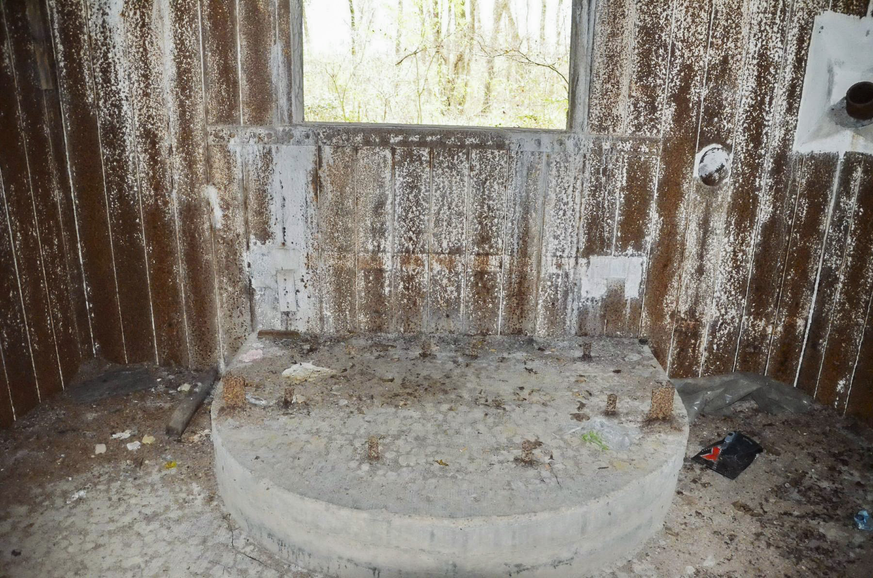 Ligne Maginot - 76 - HARDT SUD - (Casemate d'infanterie - Double) - Chambre de tir Sud-Ouest pour canon de 47. Au mur et au sol on remarque les supports pour canon AC de 25. 