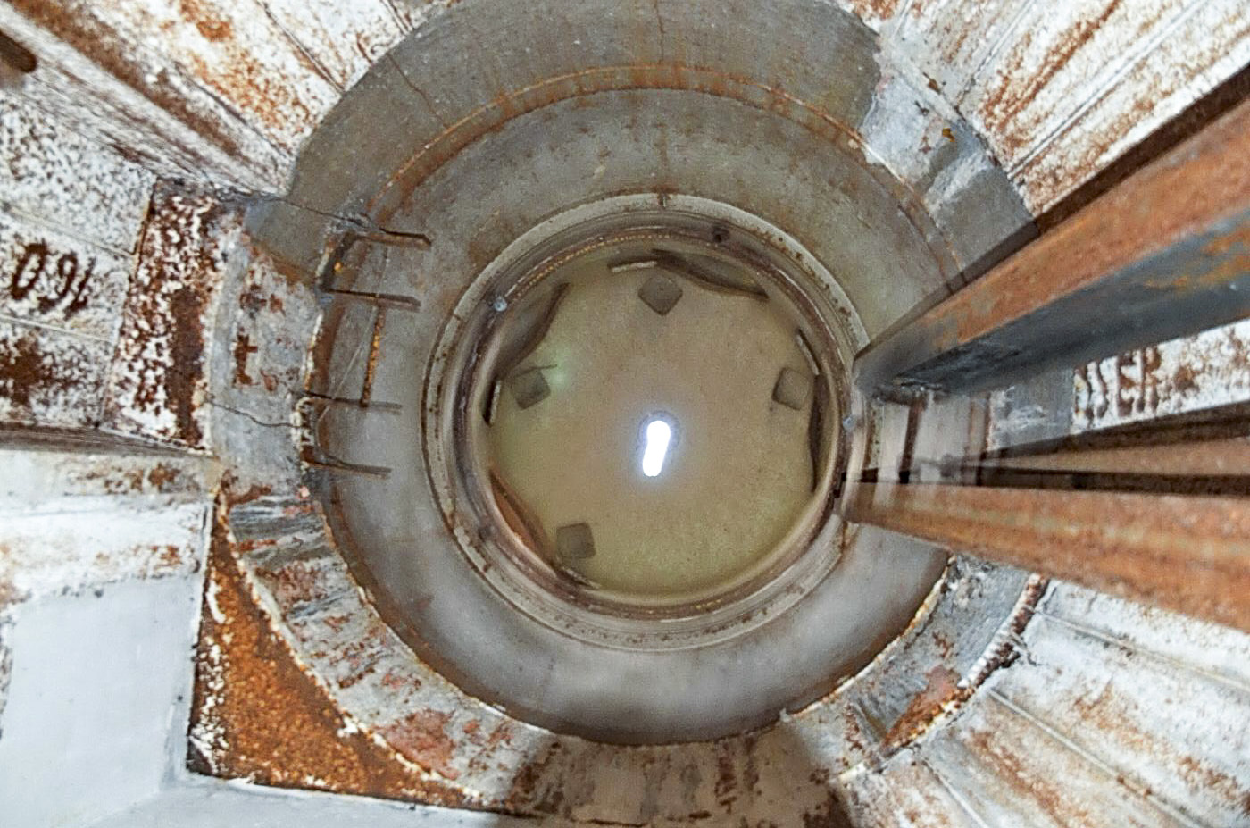 Ligne Maginot - 76 - HARDT SUD - (Casemate d'infanterie - Double) - Cloche GFM avec son rail de montée. Sur les plaques de protection intérieures, deux inscriptions, l'une 160, et la seconde SSER.