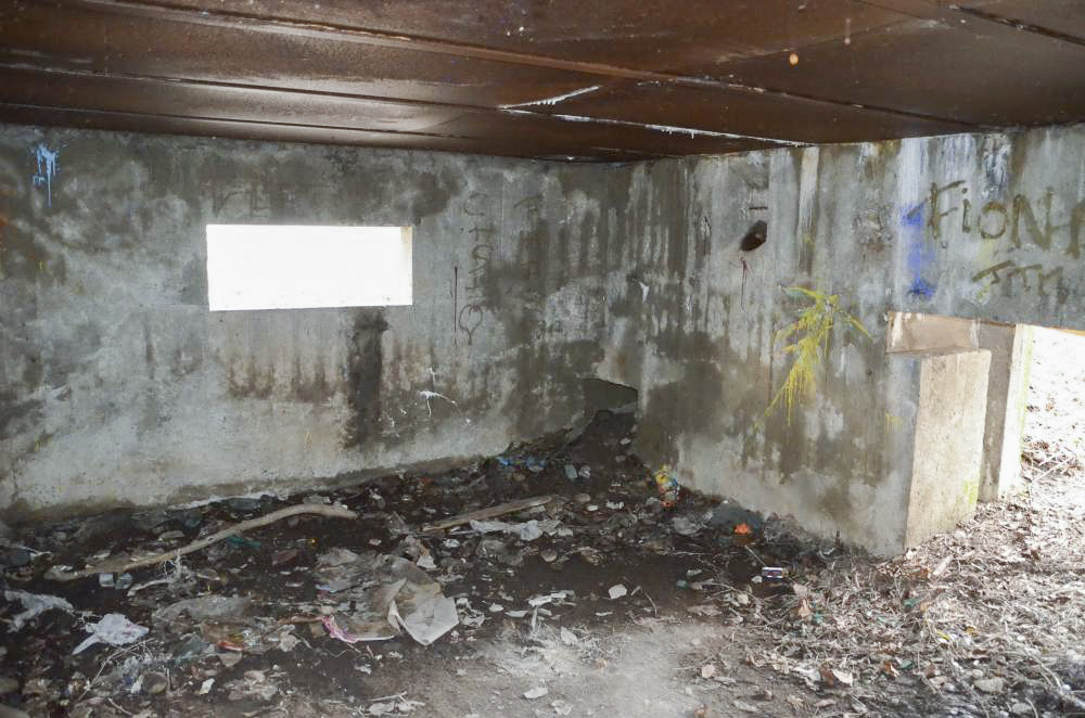 Ligne Maginot - BRIGGMATTEN SUD - (Blockhaus pour canon) - Vue intérieure sur le créneau du canon antichar 25. Le manque d'élément de support laisse penser qu'il n'a jamais été installé.