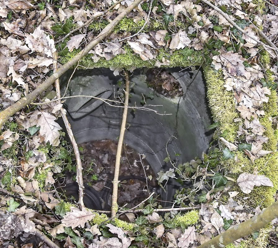 Ligne Maginot - CANAL DE HUNINGUE OUEST - (PC) - Bâtiment 1
Emplacement 1, icone B sur la carte.
Puits de récupération des eaux du bâtiment.