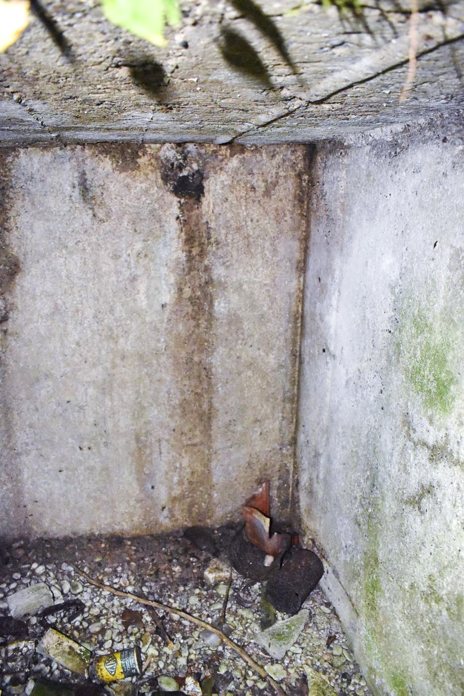Ligne Maginot - KEMBS - (Camp de sureté) - Abri souterrain avec un seul accès par le haut (ouverture de 50cmx50cm)