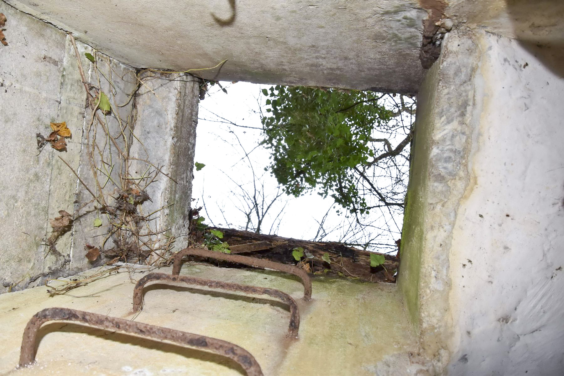 Ligne Maginot - LANGE AECKER 1 - (Blockhaus pour arme infanterie) - Le puits vue de l'intérieur, avec ces panneaux muraux préfabriqués à gauche