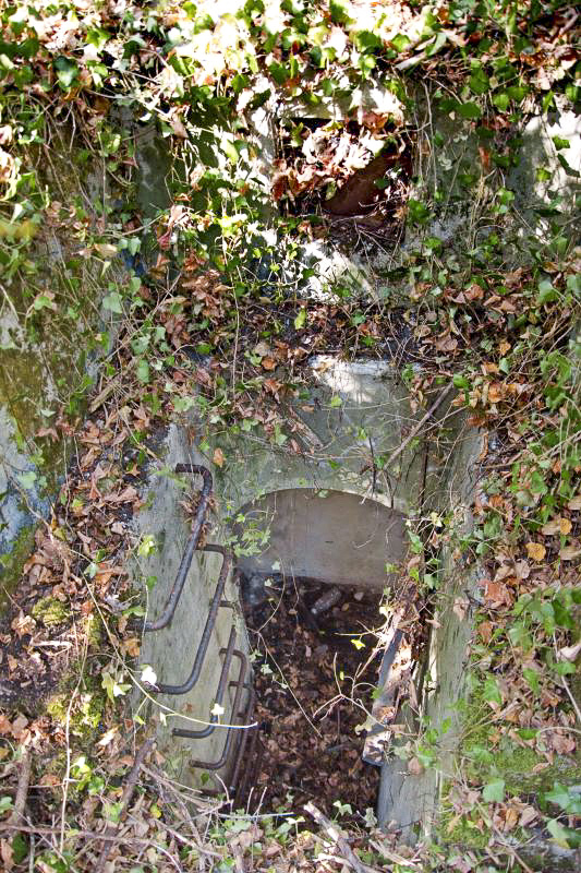 Ligne Maginot - PA KEMBS CENTRE 2 - (Blockhaus pour arme infanterie) - L'entrée Est, vue depuis l’extérieur.
Au-dessus de la porte l'aération.
