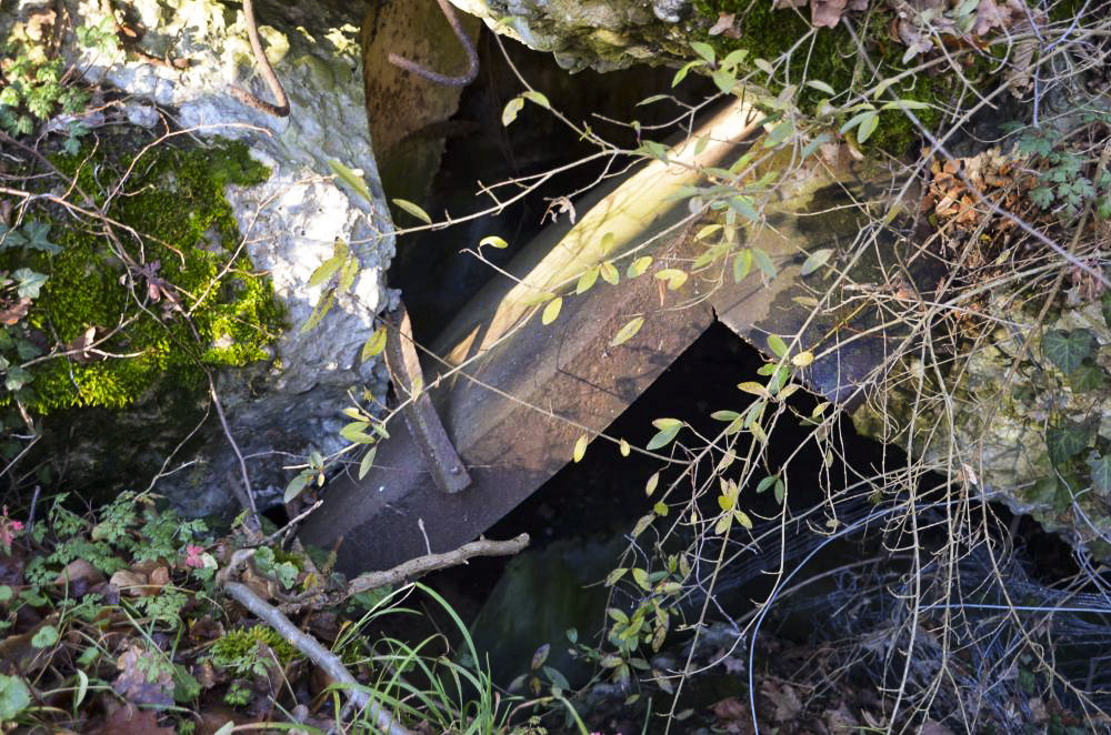 Ligne Maginot - PA PETIT-LANDAU 1 - (Blockhaus pour arme infanterie) - Gros plan sur le créneau de tir. La plaque de protection du plafond de la chambre de tir est bien visible.