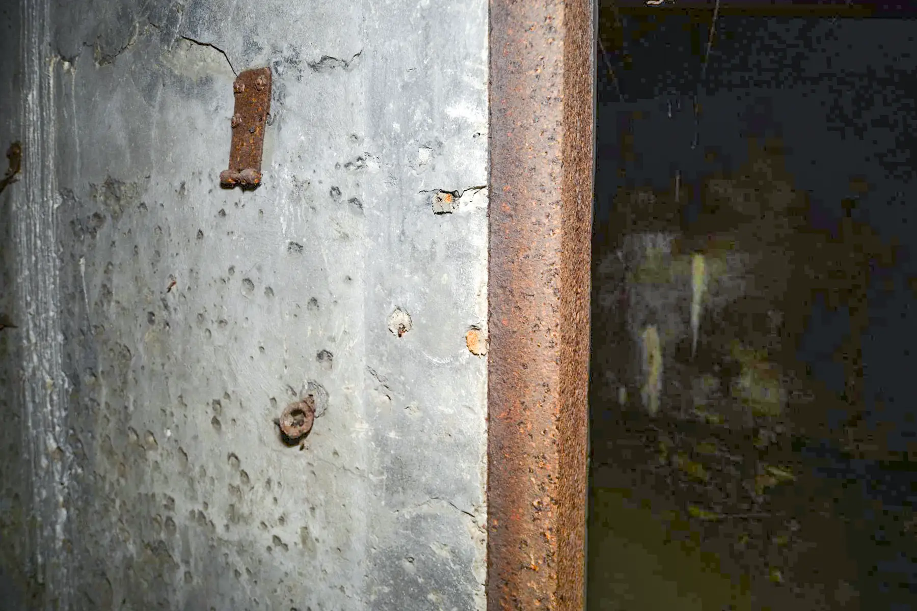 Ligne Maginot - 7 - (Central téléphonique isolé) - Le local abritant le central
Les fixations de l'interrupteur pour l'éclairage à l'entrée du local