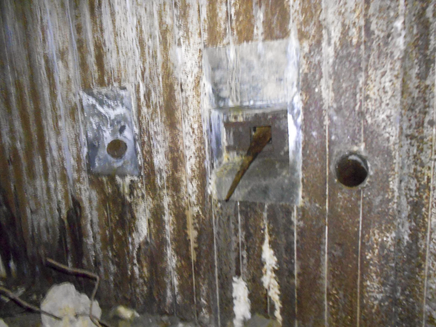 Ligne Maginot - 80 - UFFHEIM NORD OUEST - (Casemate d'artillerie) - Créneau de défense rapprochée et évacuation des étuis.
Chambre du puits.