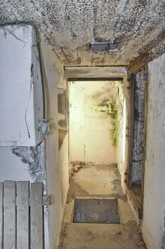 Ligne Maginot - 90 - HELFRANTZKIRCH NORD OUEST - (Casemate d'infanterie - double) - L'entrée des hommes, à droite les latrines, à gauche un créneau défense rapproché et au centre la fosse.