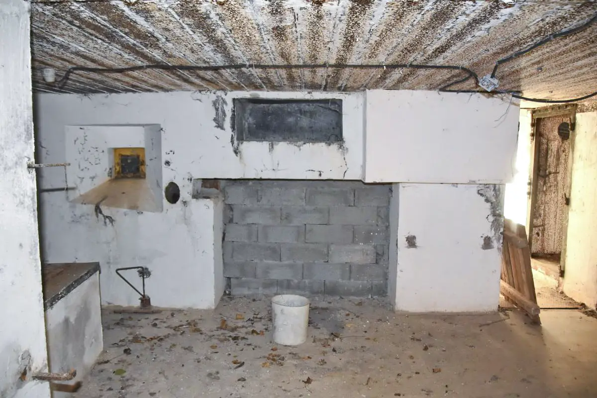 Ligne Maginot - 90 - HELFRANTZKIRCH NORD OUEST - (Casemate d'infanterie - double) - L'entrée du matériel, au dessus l'aération, à droite celle des hommes et à gauche le créneau de défense rapproché 