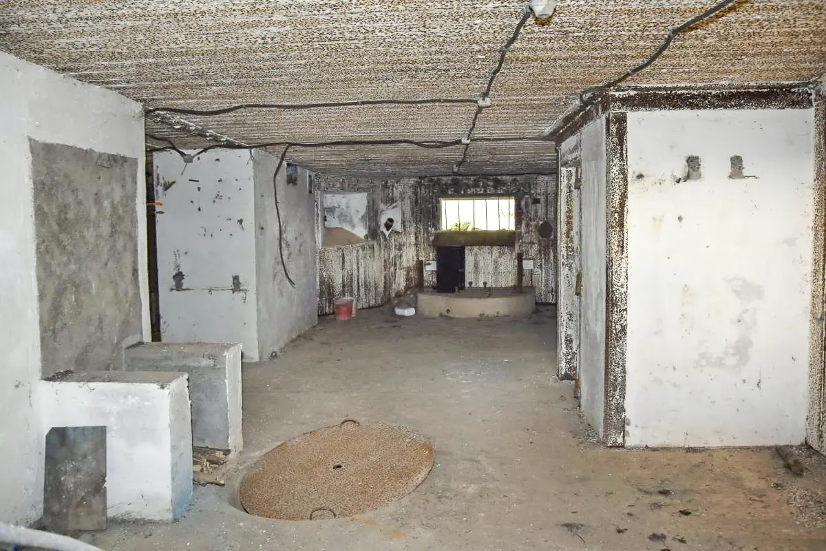 Ligne Maginot - 90 - HELFRANTZKIRCH NORD OUEST - (Casemate d'infanterie - double) -  Chambre de tir canon nord est, au premier plan le puits de captage d'eau et à droite l'accès à la cloche GFM
