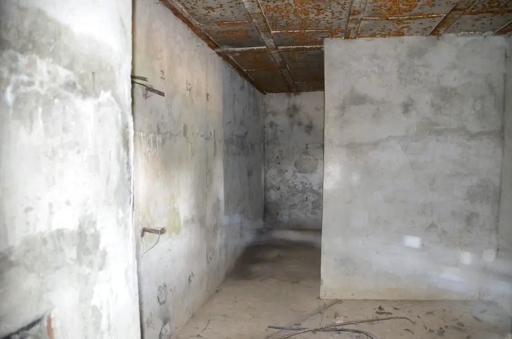 Ligne Maginot - BETTLACH OUEST 2 - (Blockhaus pour arme infanterie) - Chambre de tir mitrailleuse photographiée a travers le créneau de la porte d'entrée