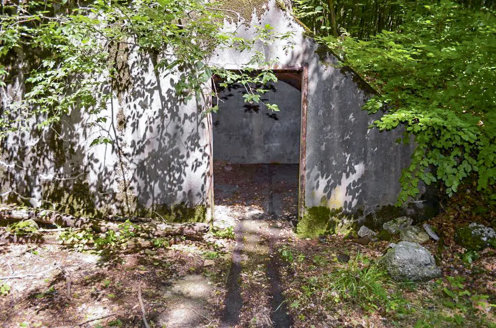Ligne Maginot - BREITENHAG (BATTERIE DE) - (Position d'artillerie préparée) - Magasin à munitions extérieur
Situé à droite à l'extérieur de l'encuvement. 
Il est desservi par la voie de 40 jusqu'au fond.