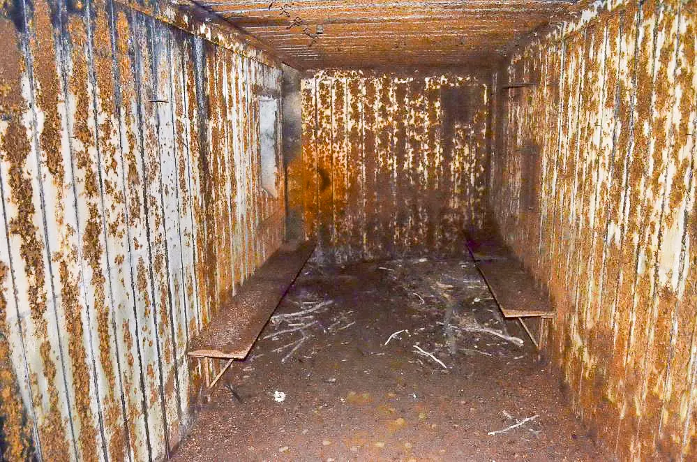 Ligne Maginot - BREITENHAG (BATTERIE DE) - (Position d'artillerie préparée) - PC de batterie
Vue de la salle en direction de l'entrée gauche. On remarque les deux bans repliables encore présents. A gauche vers la porte d'entrée le créneau de tir FM.