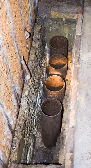 Ligne Maginot - BREITENHAG (BATTERIE DE) - (Position d'artillerie préparée) - PC de batterie
Les quatre tubes en acier d'arrivée de câbles téléphoniques.