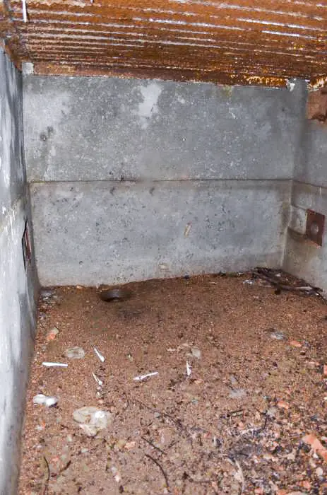 Ligne Maginot - BREITENHAG (BATTERIE DE) - (Position d'artillerie préparée) - Soute à munitions
Vue de la grande pièce. Sur le mur de droite les deux ouvertures d'une vingtaine de centimètres fermant avec un volet en acier, et au sol une autre ouverture.