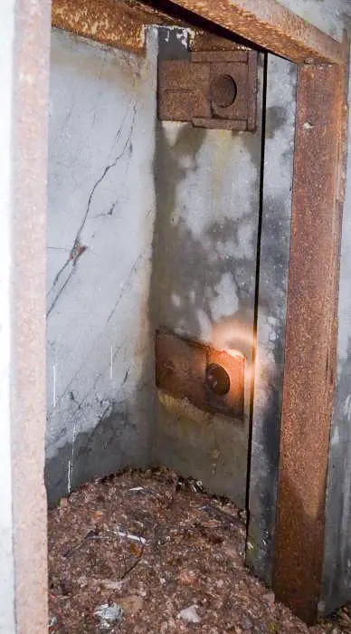 Ligne Maginot - BREITENHAG (BATTERIE DE) - (Position d'artillerie préparée) - Soute à munitions
Vue de la petite pièce. Sur le mur de droite les deux ouvertures d'une vingtaine de centimètres fermant avec un volet en acier.