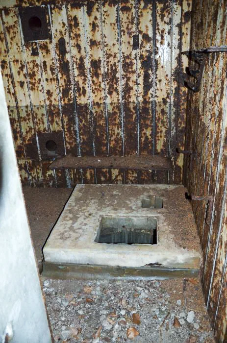 Ligne Maginot - EICHWALD (BATTERIE DE L') - (Position d'artillerie préparée) - PC batterie 3 et 4
Puits intérieur, ouverture au premier plan et emplacement de la pompe derrière. Ce puits n'existe pas dans l'autre PC. A gauche le râtelier aux armes.