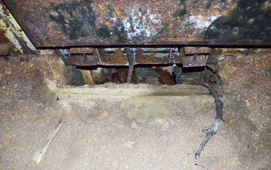 Ligne Maginot - EICHWALD (BATTERIE DE L') - (Position d'artillerie préparée) - PC batterie 3 et 4
L'arrivée des câbles, avec un morceau encore en place.