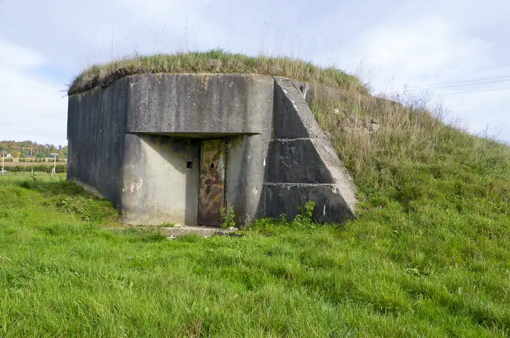 Ligne Maginot - LINSDORF SUD - (Blockhaus pour canon) - L'entrée est orienté Nord-Ouest, en retrait du mur de la façade.