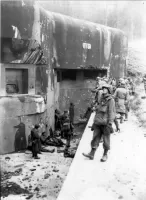Ligne Maginot - HOCHWALD - (Ouvrage d'artillerie) - Bloc 13
Soldat américains examinant le bloc
décembre 1944