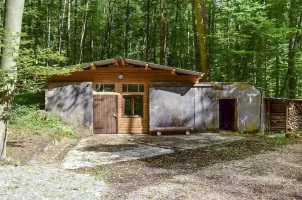 Ligne Maginot - STRENGWALD (BATTERIE DU) - (Position d'artillerie préparée) - Encuvement 1
L'encuvement à été entièrement fermé avec du bois, et une porte cadenassée. A l'intérieur se trouvent des bancs. Le sol a été bétonné, y compris une partie de l'emplacement du canon.