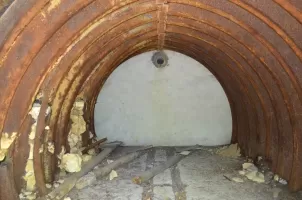 Ligne Maginot - STRENGWALD (BATTERIE DU) - (Position d'artillerie préparée) - Encuvement 1
Abri en tôle de métro avec sa voie de 40 cm