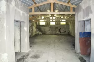 Ligne Maginot - STRENGWALD (Batterie du) - (Position d'artillerie préparée) - Encuvement 2
Les deux abris à l'entrée fermant avec des volets roulants.  Il est actuellement recouvert d''une belle toiture légère, et sert de cabane communale à Linsdorf.